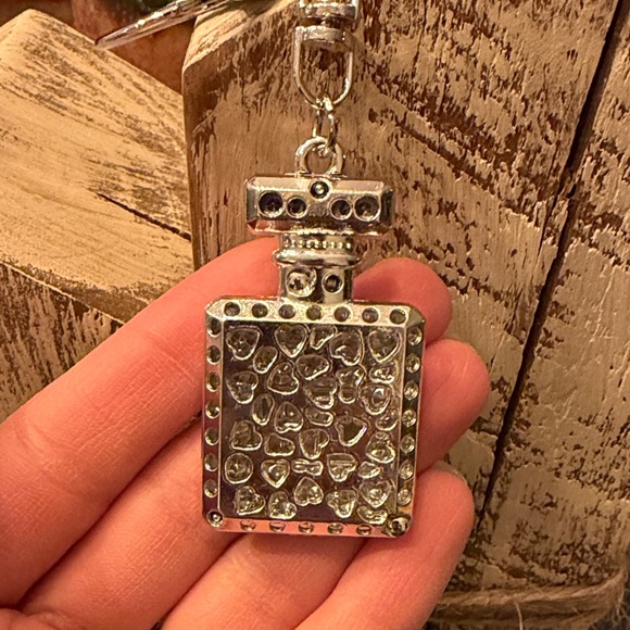 Sparkling Perfume Bottle Keychain - Picture 2 of 3
